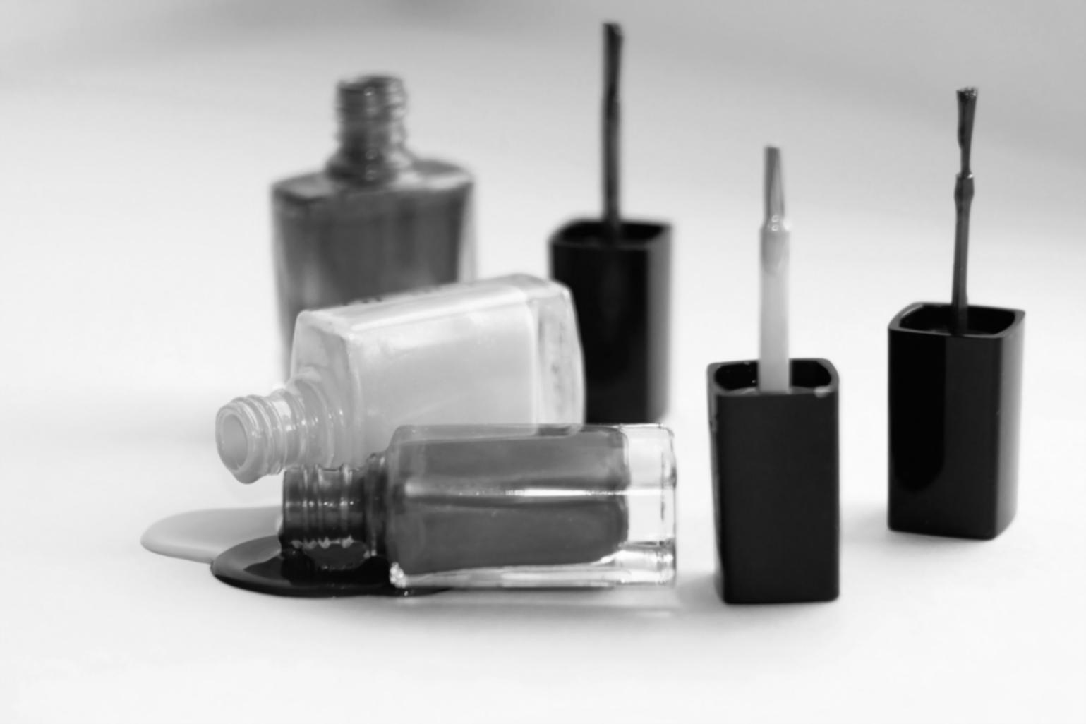 Studio di nail design con strumenti professionali e creazioni artistiche
